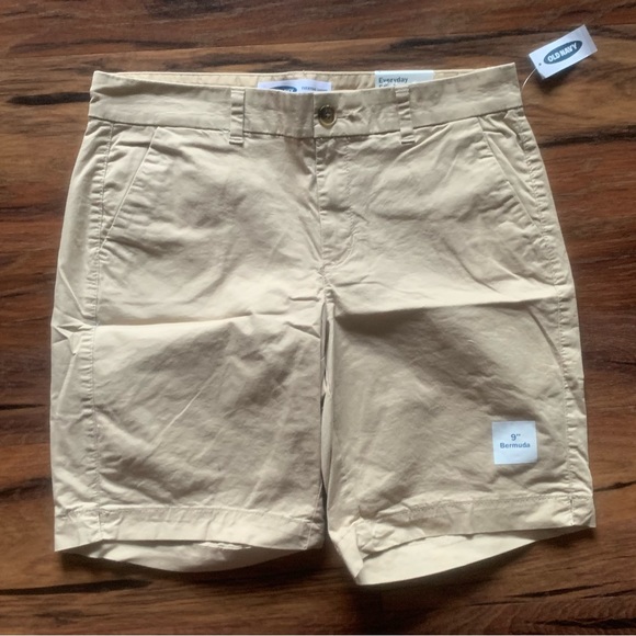 Old Navy w’s 8 - everyday short - mid-rise 8” - khaki Bermuda style - Picture 2 of 5